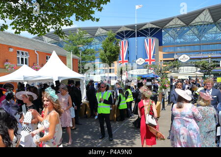 Ascot, Großbritannien. Juni 2018 21. Racegoers Warteschlange für die Royal Enclosure. Quelle: Uwe Deffner/Alamy leben Nachrichten Stockfoto