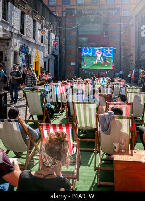 London, Großbritannien. Juni 2018 21. Fans auf der Frankreich v Peru Match in Liegestühlen im Camden Market London UK Credit: Martyn Goddard/Alamy leben Nachrichten Stockfoto