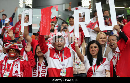 Jekaterinburg, Russland. 21 Juni, 2018. Fans von Peru jubeln vor der 2018 FIFA World Cup Gruppe C Match zwischen Frankreich und Peru in Jekaterinburg, Russland, 21. Juni 2018. Credit: Bai Xueqi/Xinhua/Alamy leben Nachrichten Stockfoto