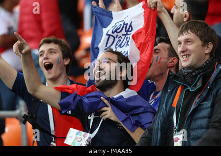 Jekaterinburg, Russland. 21 Juni, 2018. Fans von Frankreich jubeln vor der 2018 FIFA World Cup Gruppe C Match zwischen Frankreich und Peru in Jekaterinburg, Russland, 21. Juni 2018. Credit: Bai Xueqi/Xinhua/Alamy leben Nachrichten Stockfoto