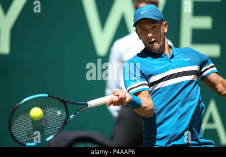 Halle, Deutschland. 21 Juni, 2018. Tennis, ATP-Tour, Singles, Männer, Runde 16: Borna Coric aus Kroatien in Aktion gegen Basilashvili von Georgia. Credit: Friso Gentsch/dpa/Alamy leben Nachrichten Stockfoto