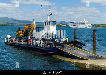 Bantry, Irland. 21 Juni, 2018. Kreuzfahrtschiff "Nautica", um einen Anruf zu Bantry Bay, am frühen Morgen. Der Marshall Insel Flagge fahrenden Schiff, von Oceana Kreuzfahrten besaß, hat 680 Passagiere an Bord, die derzeit eine Tour rund um die Britischen Inseln vor der Ankunft in Dublin am 28. Juni. Nautica ist dargestellt in Bantry Bay mit Whiddy Island Fähre über Abzuweichen verankert. Credit: Andy Gibson/Alamy Leben Nachrichten. Stockfoto