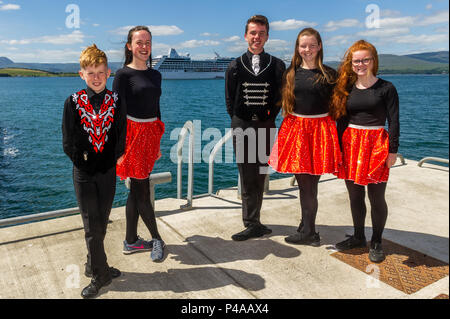 Bantry, Irland. 21 Juni, 2018. Kreuzfahrtschiff "Nautica", um einen Anruf zu Bantry Bay, am frühen Morgen. Der Marshall Insel Flagge fahrenden Schiff, von Oceana Kreuzfahrten besaß, hat 680 Passagiere an Bord, die derzeit eine Tour rund um die Britischen Inseln vor der Ankunft in Dublin am 28. Juni. Bild vor dem Tanzen für ausscheidende Kreuzfahrtpassagiere sind Mitglieder von Bantry und Beara basierte Scoil Rince Carney. Credit: Andy Gibson/Alamy Leben Nachrichten. Stockfoto