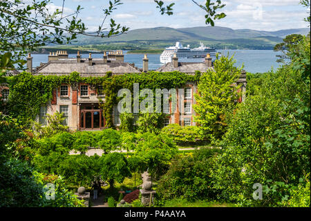 Bantry, Irland. 21 Juni, 2018. Kreuzfahrtschiff "Nautica", um einen Anruf zu Bantry Bay, am frühen Morgen. Der Marshall Insel Flagge fahrenden Schiff, von Oceana Kreuzfahrten besaß, hat 680 Passagiere an Bord, die derzeit eine Tour rund um die Britischen Inseln vor der Ankunft in Dublin am 28. Juni. Nautica wird dargestellt, aus Gründen des Bantry House & Gardens. Credit: Andy Gibson/Alamy Leben Nachrichten. Stockfoto