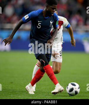 Jekaterinburg, Russland. 21 Juni, 2018. Samuel Umtiti von Frankreich steuert die Kugel während der 2018 FIFA World Cup Gruppe C Match zwischen Frankreich und Peru in Jekaterinburg, Russland, 21. Juni 2018. Credit: Du Yu/Xinhua/Alamy leben Nachrichten Stockfoto