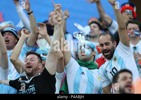 Nischni Nowgorod, Russland. 21 Juni, 2018. Fans von Argentinien jubeln vor der 2018 FIFA World Cup Gruppe D Match zwischen Argentinien und Kroatien in Nischni Nowgorod, Russland, 21. Juni 2018. Credit: Yang Lei/Xinhua/Alamy leben Nachrichten Stockfoto