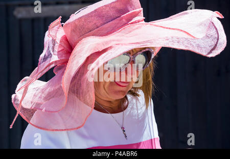 Ascot, Berkshire, Großbritannien. 21st. Juni 2018. Racegoers kommen in Ascot in ihren Hüten und Raffinerie für Ladies Day in Royal Ascot, während sie ihren Weg zu der Veranstaltung machen. Fashion on Ladies Day Royal Ascot - Frau trägt Hut und Brille. Quelle: Carolyn Jenkins/Alamy Live News Stockfoto