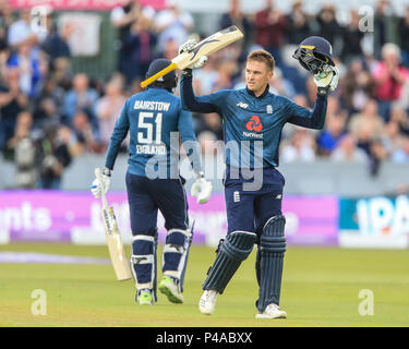 Donnerstag, 21 Juni 2018, Emerald Emirate Riverside, Chester-le-Street, 4. ODI Royal London eintägiger Serie England v Australia; Jason Roy von England feiert sein Jahrhundert (100) Stockfoto