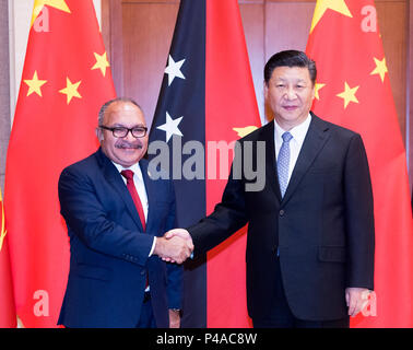 Peking, China. 21 Juni, 2018. Der chinesische Präsident Xi Jinping (R) trifft sich mit Papua Neu Guinea Ministerpräsident Peter O'Neill an der Diaoyutai State Pension in Peking, der Hauptstadt von China, 21. Juni 2018. Credit: Li Xueren/Xinhua/Alamy leben Nachrichten Stockfoto