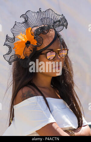 Ascot, Berkshire, Großbritannien. 21st. Juni 2018. Racegoers kommen in Ascot in ihren Hüten und Raffinerie für Ladies Day in Royal Ascot, während sie ihren Weg zu der Veranstaltung machen. Fashion on Ladies Day Royal Ascot - Frau trägt Hut und Brille. Quelle: Carolyn Jenkins/Alamy Live News Stockfoto