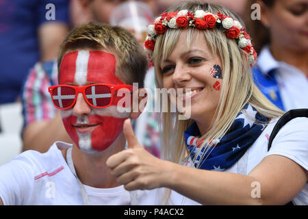 Samara, Russland. 21 Juni, 2018. Dänische Fans, Fußball Fans, Mann und Frau, Dänemark (DEN) - Australien (AUS) 1-1, Vorrunde, Gruppe C, Match 22, am 21.06.2018 in Samara, Samara Arena. Fußball-WM 2018 in Russland vom 14.06. - 15.07.2018. | Verwendung der weltweiten Kredit: dpa/Alamy leben Nachrichten Stockfoto