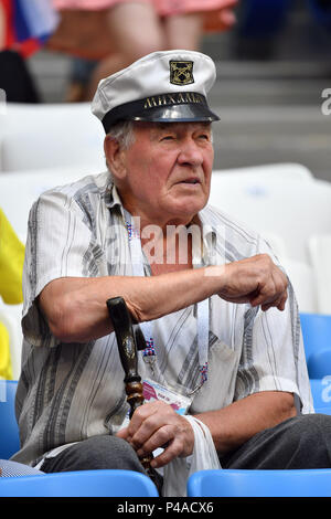 Samara, Russland. 21 Juni, 2018. Ventilator, Fußball-Fan, mit Admiralsmuetze, schläft, tust. Dänemark (DEN) - Australien (AUS) 1-1, Vorrunde, Gruppe C, Match 22, am 21.06.2018 in Samara, Samara Arena. Fußball-WM 2018 in Russland vom 14.06. - 15.07.2018. | Verwendung der weltweiten Kredit: dpa/Alamy leben Nachrichten Stockfoto