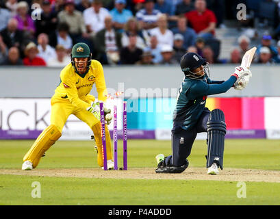 Emirate Riverside, Chester-le-Street, UK. 21 Juni, 2018. One Day International Cricket, 4 Royal London ODI, England und Australien; Joe Root von England ist von Ashton Agar von England für 27 rollte mit Tim Paine von Australien hinter die Stümpfe Credit: Aktion plus Sport/Alamy leben Nachrichten Stockfoto