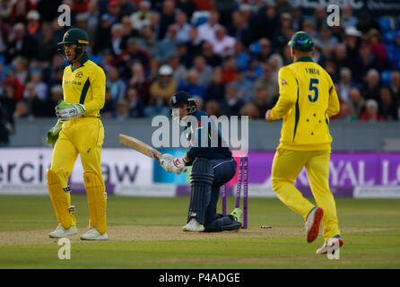 Emirate Riverside, Chester-le-Street, UK. 21 Juni, 2018. One Day International Cricket, 4 Royal London ODI, England und Australien; Joe Root von England ist von Ashton Agar von Australien für 27 gerollt und Tim Paine und Aaron Finch ausführen, um Credit: Aktion plus Sport/Alamy Leben Nachrichten feiern Stockfoto