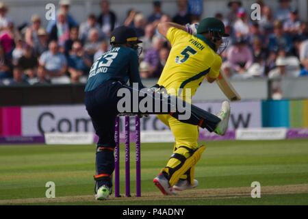 Chester-le-Street, England vom 21. Juni 2018. Jos Buttler, wicket für England hebt ein Bein wie Aaron Finch Fledermäuse für Australien in der vierten ODI im Emirates Riverside. Credit: Colin Edwards/Alamy Leben Nachrichten. Stockfoto