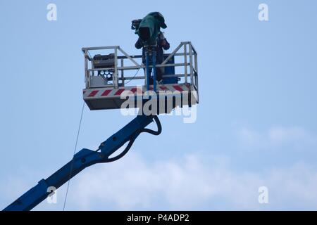 Chester-le-Street, England vom 21. Juni 2018. Ein Kameramann auf einem hohen heben Sie den vierten ODI zwischen England und Australien Dreharbeiten im Emirates Riverside. Credit: Colin Edwards/Alamy Leben Nachrichten. Stockfoto