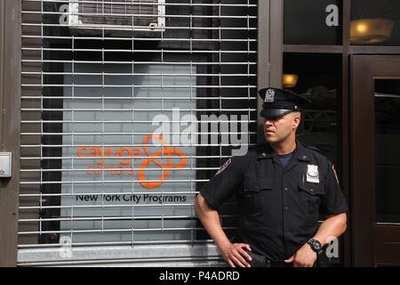 New York, NY, USA. 21 Juni, 2018. New York City Polizei (NYPD) stand Guard außerhalb des Cayuga Center, ein Immigrant Foster Care Service, im East Harlem, wo Kinder mit Migrationshintergrund, die von ihren Eltern getrennt wurden während des Tages als Ergebnis von Null Toleranz der illegalen Einwanderung Präsident Donald Trump Politik in New York, New York am 21. Juni 2018. Credit: Rainmaker Foto/Media Punch/Alamy leben Nachrichten Stockfoto