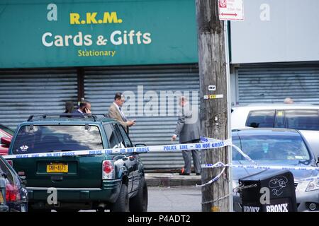 New York, USA. 21 Juni, 2018. Forscher arbeiten am Schießstand in Bronx, New York, USA, 21. Juni 2018. Ein manhunt im Gange war nach drei Menschen tot am Donnerstag im nördlichsten Stadtteil von New York City von Bronx erschossen wurden, sagte die Polizei. Credit: Bilin Lin/Xinhua/Alamy leben Nachrichten Stockfoto