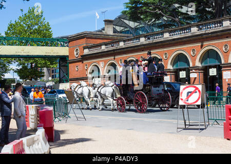 Ascot, Großbritannien. 21. Juni 2018. Reisen mit Stil auf Pferd und Wagen als Race goers in ihre Hüte und Putz für Damen Tag in Royal Ascot ankommen. Credit: Carolyn Jenkins/Alamy leben Nachrichten Stockfoto