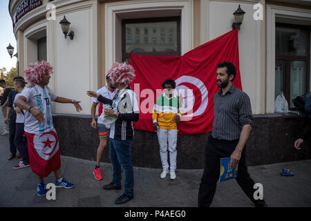 Moskau, Russland. 21 Juni, 2018. Der tunesischen Fußball-Fans singen und auf nikolskaya Street bei der Weltmeisterschaft in Moskau, Russland jubeln Stockfoto