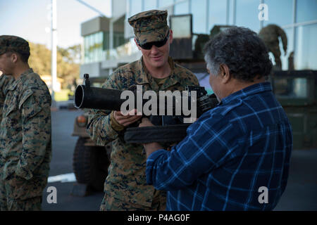 Sgt. Dylan R. Geerlings, eine assaultman, zeigt ein Anwohner eine Schulter - multi-purpose assault Waffe bei einem Open House am zentralen Oval in Port Augusta, South Australia, Australien, 24. Juni 2016. Marine Drehkraft - Darwin und der Australischen Armee eingeladen, die in der Gemeinschaft zum Aufbau von Beziehungen und Showcase militärische Ausrüstung werden Sie während der Übung Hamel. Übung Hamel ist eine trilaterale Übung mit Australien, Neuseeland, und US-Streitkräfte zu Zusammenarbeit, Vertrauen und Freundschaft. Geerlings, aus Grand Rapids, Michigan, ist mit der Firma C, 1. Stockfoto