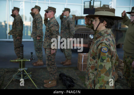 Us-Marines und der Australischen Armee Kadetten salute für das Abspielen der Nationalhymnen bei einem Open House am zentralen Oval in Port Augusta, South Australia, Australien, 24. Juni 2016. Marine Drehkraft - Darwin und der Australischen Armee eingeladen, die in der Gemeinschaft zum Aufbau von Beziehungen und Showcase militärische Ausrüstung werden Sie während der Übung Hamel. Übung Hamel ist eine trilaterale Übung mit Australien, Neuseeland, und US-Streitkräfte zu Zusammenarbeit, Vertrauen und Freundschaft. Die Marines sind mit 1 Bataillon, 1. Marine Regiment, MRF-D. (U.S. Marine Corps phot Stockfoto