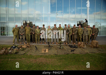 Us-Marines und Soldaten mit der Australian Army Band Melbourne Pose für das Foto während ein offenes Haus am zentralen Oval in Port Augusta, South Australia, Australien, 24. Juni 2016. Marine Drehkraft - Darwin und der Australischen Armee eingeladen, die in der Gemeinschaft zum Aufbau von Beziehungen und Showcase militärische Ausrüstung werden Sie während der Übung Hamel. Übung Hamel ist eine trilaterale Übung mit Australien, Neuseeland, und US-Streitkräfte zu Zusammenarbeit, Vertrauen und Freundschaft. Die Marines sind mit 1 Bataillon, 1. Marine Regiment, MRF-D. (U.S. Marine Corps Foto Stockfoto