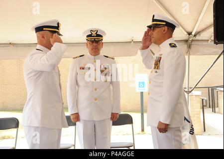 NEW YORK - Chief Warrant Officer Seth Jagd entlastet Chief Warrant Officer Joseph Carlino seiner Pflicht als Kommandierender Offizier der Station in den Hochländern von Sandy Hook, New Jersey, 24. Juni 2016. Station Sandy Hook hat eine Crew Kompliment von einem Offizier und 26 eingetragenen Mitglieder. (U.S. Coast Guard Foto von Petty Officer 3rd Class Steve Strohmaier) Stockfoto