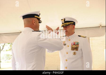 NEW YORK - Chief Warrant Officer Seth Jagd entlastet Chief Warrant Officer Joseph Carlino seiner Pflicht als Kommandierender Offizier der Station in den Hochländern von Sandy Hook, New Jersey, 24. Juni 2016. Station Sandy Hook hat eine Crew Kompliment von einem Offizier und 26 eingetragenen Mitglieder. (U.S. Coast Guard Foto von Petty Officer 3rd Class Steve Strohmaier) Stockfoto