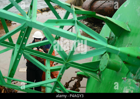 Chief Petty Officer Spencer Greer, der bootsmann Steuermann an Bord der Coast Guard Cutter Tanne, eine 225-Fuß-Seefahrtzeit, Ausschreibung in Astoria, Erz, beobachtet homeported Boje Boje Platzierung auf der Boje Deck der Fir während der Operationen auf dem Columbia River Bar, 23. Juni 2016 Boje. Crew des Fir ist für die Aufrechterhaltung der Bojen, die Küste von Oregon und im südlichen Washington und unten verantwortlich. U.S. Coast Guard Foto von Petty Officer 1st Class Levi lesen. Stockfoto