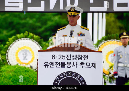 160625-N-UL-BUSAN 717-070, Republik Korea (25. Juni 2016) - Hintere Adm. Bill Byrne, dem Kommandeur der US Naval Forces Korea, spricht am 66. Gedenken an den Beginn des Koreakrieges. Byrne vertreten die Vereinten Nationen Befehl an der Veranstaltung, in Busan am UN-National Memorial Park statt. Am 25. Juni 1950 Die unprovozierte Kräfte Nordkoreas drangen die Südkorea, Beginn der dreijährigen Krieg. Die Kämpfe stoppte im Jahr 1953, wenn beide Seiten ein Waffenstillstandsabkommen unterzeichnet, Juli, 27, 1953. (U.S. Marine Foto von Lt. j.g. Joshua Kelsey/Freigegeben) Stockfoto