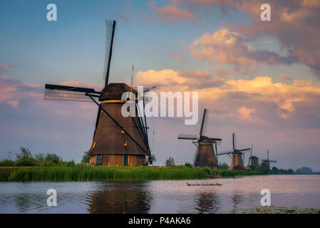 Sonnenuntergang über alte holländische Windmühlen in Kinderdijk, Niederlande Stockfoto