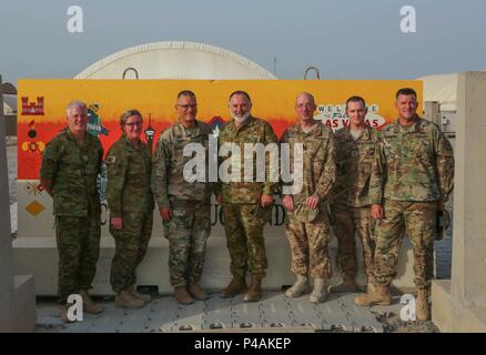 Bischof Ian Lambert (Mitte), der anglikanische Bischof der Australian Defence Force, wird von zwei US-Armee anglikanische Geistliche flankiert, Kaplan (Lt. Col.) Dan Knaup (dritter von links) mit 335.- Signal und Kaplan (Capt.) Ian Burgess (dritter von rechts) mit dem 17 Sustainment Brigade, 1 Sustainment Command (Theater), die im Camp Arifjan, Kuwait am 10. Juni 2016 stationiert sind. Durch ihre Überzeugungen verbunden, die Anglikanische Minister frei diskutiert die Herausforderungen und Belohnungen des Seins ein militärpfarrer, wie der kaplan Corps, die in ihren jeweiligen Ländern strukturiert ist, und Methoden o Stockfoto