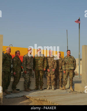 Bischof Ian Lambert (Mitte), der anglikanische Bischof der Australian Defence Force, wird von zwei US-Armee anglikanische Geistliche flankiert, Kaplan (Lt. Col.) Dan Knaup (dritter von links) mit 335.- Signal und Kaplan (Capt.) Ian Burgess (dritter von rechts) mit dem 17 Sustainment Brigade, 1 Sustainment Command (Theater), die im Camp Arifjan, Kuwait am 10. Juni 2016 stationiert sind. Durch ihre Überzeugungen verbunden, die Anglikanische Minister frei diskutiert die Herausforderungen und Belohnungen des Seins ein militärpfarrer, wie der kaplan Corps, die in ihren jeweiligen Ländern strukturiert ist, und Methoden o Stockfoto