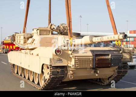 CONSTANTA, Rumänien - "Candy Man", ein M1A2 Abrams Tank, auf dem Boden liegt, bevor sie von einem hafenmobilkran auf einem rungenwagen für den Transport in Cincu, Rumänien, 25. Juni 2016 aufgehoben wird. Der Tank, der die 116 Kavallerie Brigade Combat Team (CBCT), Idaho Army National Guard gehört, zusammen mit 28 anderen Track Fahrzeuge, bei der Ankunft im Hafen von Constanta sechs Tage früher. Soldaten der 116., zusammen mit port Mitarbeiter, haben in der letzten Woche verbrachte das Schiff entladen und Laden von Schienenfahrzeugen mit Rad- und Kettenfahrzeuge für den Versand in Cincu. Einmal dort, die Anlage entladen werden, verwendet werden Stockfoto