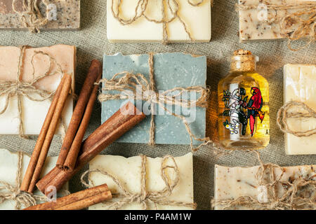 Organische handgemachte Seife. Eine Menge dekorierte Steine. Ansicht von oben Stockfoto
