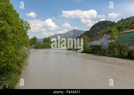 Der Fluss Lech in Germay im Frühling mit einem Teil der Stadt Füssen und Berge und blauer Himmel mit einigen Wolken im Hintergrund. Stockfoto