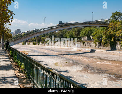 Fußgänger-Brücke über den Fluss Mapocho, Racamalac Brücke, Santiago, Chile, mit niedrigem Wasser Stockfoto