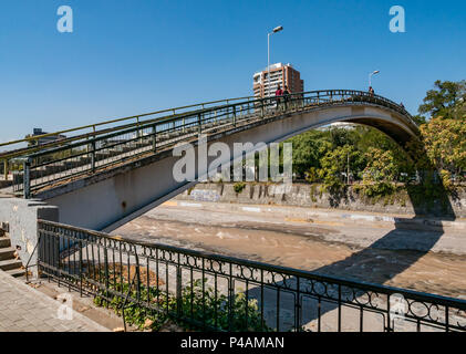 Fußgänger-Brücke über den Fluss Mapocho, Racamalac Brücke, Santiago, Chile, mit niedrigem Wasser Stockfoto