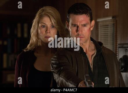 Original Filmtitel: Jack Reacher. Englischer Titel: Jack Reacher. Regisseur: Christopher MCQUARRIE. Jahr: 2012. Stars: TOM CRUISE; ROSAMUND PIKE. Quelle: Paramount Pictures/Album Stockfoto