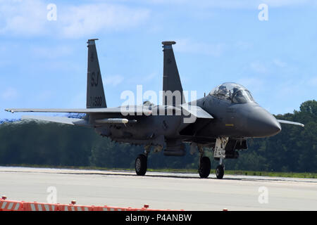 Oberstleutnant Eric Schmidt, 334 Fighter Squadron Director Operations und Pilot, und Maj. Timotheus Foery, 334 FS Waffensysteme officer Taxi nach einem F-15 E Strike Eagle Flug Juni 17, 2016, bei Seymour Johnson Air Force Base, North Carolina. Schmidt absolvierte sein letzter Flug im Flugzeug, bevor er nach Vance AFB, Oklahoma a zu T-38 Talon instructor Pilot werden. (U.S. Air Force Foto/Tech. Sgt. Chuck Broadway) Stockfoto