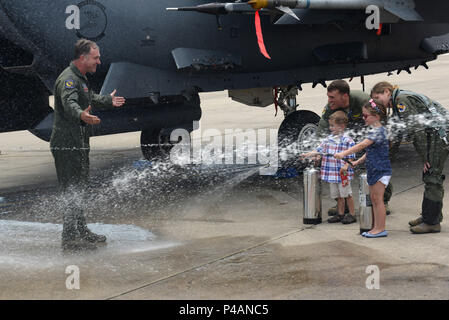 Nach einem letzten Flug in einem F-15E Strike Eagle auf der Seymour Johnson Air Force Base, North Carolina, wird ein Pilot in einer traditionellen Nachflug-Zeremonie gefeiert. Die F-15E verfügt über zwei Pratt & Whitney F100-PW-229-Motoren, ein Multifunktionsradar und fortschrittliche Waffensysteme für Präzisionsangriffe und Luftüberlegenheitsmissionen. Die Zeremonie demonstriert Basistraditionen, Betriebskultur und Moral im 4. Kampfflugzeug und hebt die Rolle des Flugzeugs und des Personals in der taktischen Luftfahrt und Einsatzbereitschaft hervor. Stockfoto
