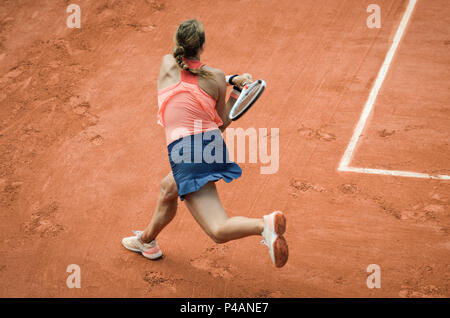 Rückansicht einer Frau spielen Rückhand im Tennis im freien Wettbewerb Spiel, läuft, professionelle Stockfoto