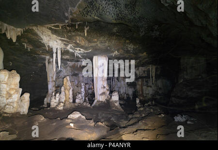 Höhle in Thailand, Stalaktiten und Stalagmiten in Tham Phu Wai in Uthai Thani Provinz Stockfoto