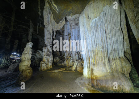 Höhle in Thailand, Stalaktiten und Stalagmiten in Tham Phu Wai in Uthai Thani Provinz Stockfoto