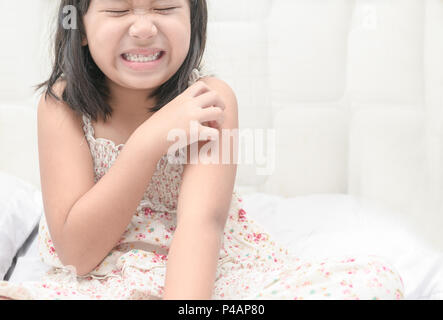 Mädchen kratzen den Juckreiz mit Hand-Konzept mit Gesundheitswesen und Medizin. Stockfoto