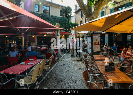 Restaurant Terrasse in Carcassonne, einem Hügel Stadt im südlichen Frankreich, ist ein UNESCO Weltkulturerbe Stockfoto