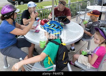 Erweiterte Familie genießen eine Pause vom Fahrrad Reise mit Gespräch und grünen Getränke Minneapolis Minnesota MN USA Stockfoto