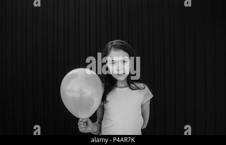 Mädchen, dass eine Ballon schwarz-weiß Foto. Stockfoto