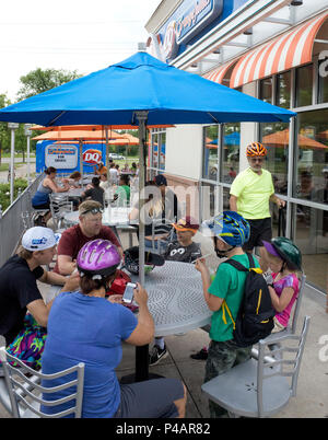 Die Gäste genießen einen Sommertag unter Regenschirmen auf der Dairy Queen DQ Restaurant Terrasse. Minneapolis Minnesota MN USA Stockfoto